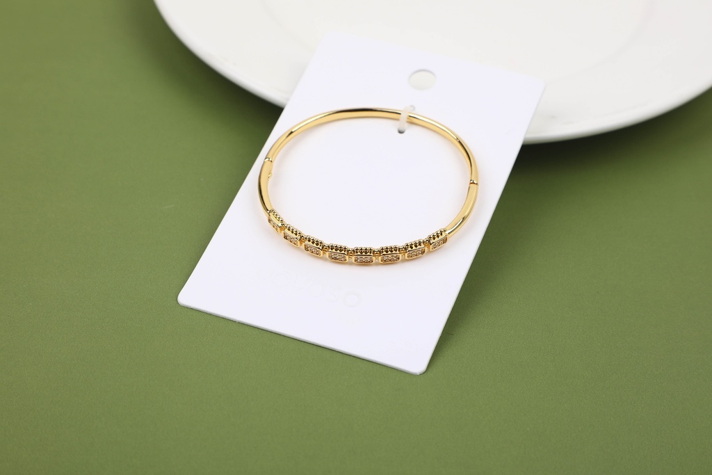 Square bead edge bracelet